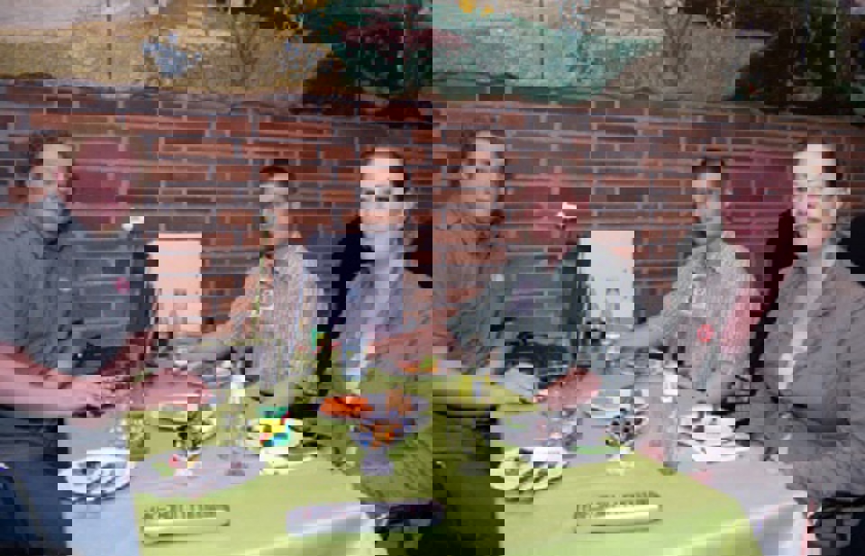 Sarah Nørris Sarah Nørris Christensen i valgcafeen. Hun er mødt frem  sammen med nummer to på enhedslistens kandidatliste:  Andreas Lund Andersen (til venstre) samt hendes mand Lars  Mogensen. Alle tre stiller de op for enhedslisten.