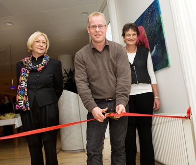 Indvielsen af patienthotellets ombygning fandt sted onsdag  27. oktober 2010, hvor regionsrådsformand Carl Holst (V)  klippede den røde snor. Til venstre ses hotelchef Anne  Kragh-Sørensen, og til højre, administrerende  sygehusdirektør Jane Kraglund. Fotos: Jørgen Diswal