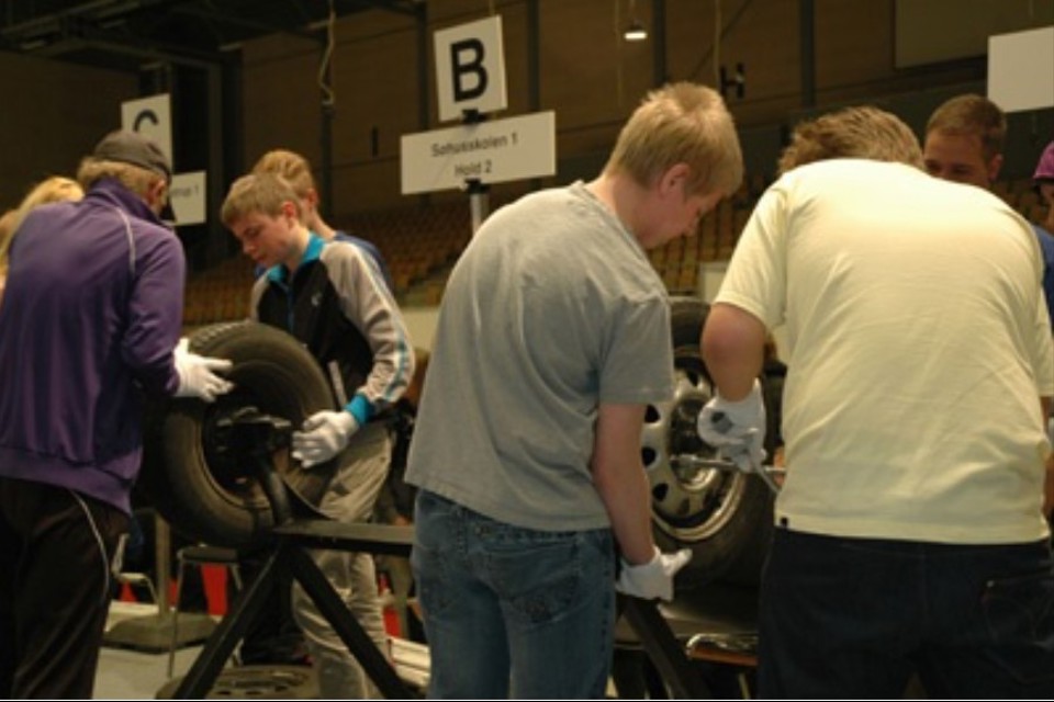 Elever fra niendeklasser i Region Syddanmark kæmper om at være hurtigst til at montere et hjul i de indledende runder af DM i Skills for grundskoleelever. Søhusskolen stillede op med to hold – her ser vi Hold 2 i aktion. Søhusskolen løb af sted med en flot andenplads. Foto: Odense Congress Center.