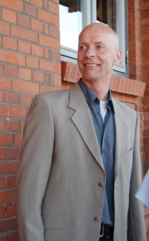 Forstander Lars Mikkelsen, Ungdomskollegiet, byder velkommen til premieren. Foto: Sisse Valnert.