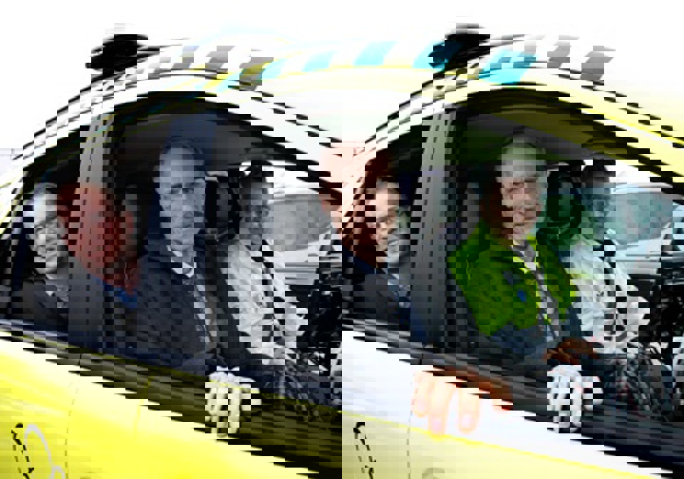 Akutbilen holdt klar udenfor efter besøget på Skærbæk Lægehus.  Her skulle sundhedsminister Bertel Haarder (V) og regionsråds- formand Carl Holst (V) køres til Haderslev Sygehus. Undervejs  fortalte paramediciner Hans Petersen om akutbilen og dens udstyr.  Fotos: Jørgen Diswal. 