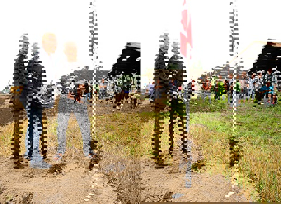 Et par af beboerne gav Carl Holst en effektiv hånd med graveriet