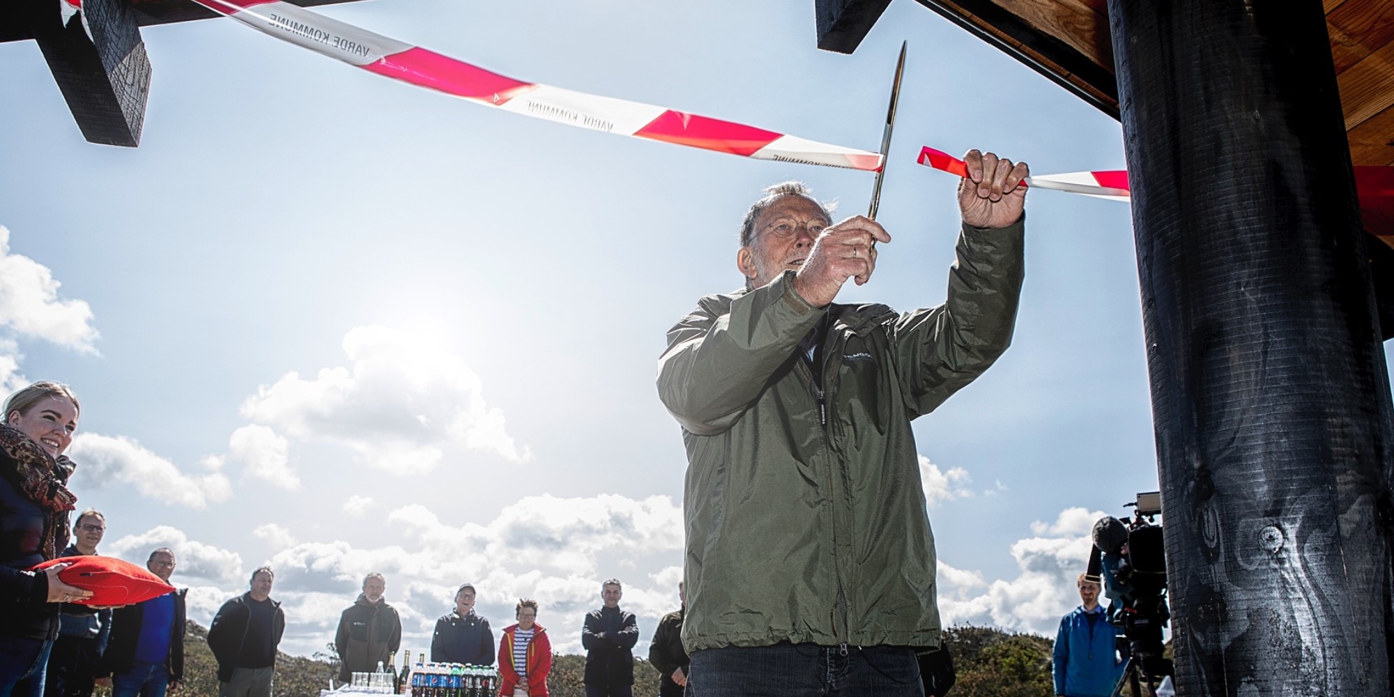 Jørn Lehmann klipper den røde snor