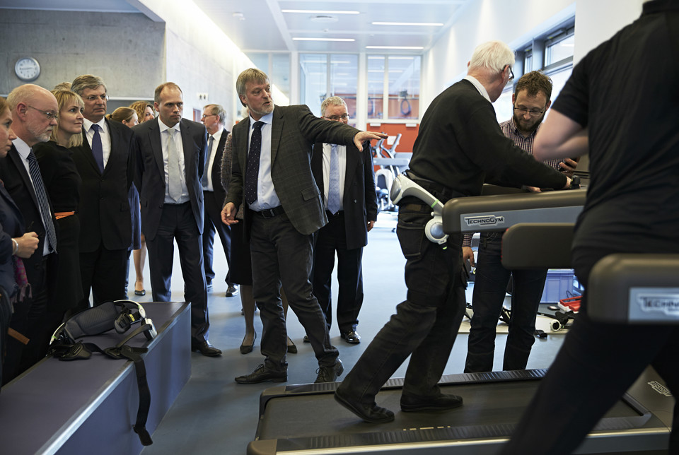 Lektor og institutleder for Institut for Idræt og Biomekanik, Jørgen Povlsen, viser de nyeste tiltag inden for genoptræning (Foto: Lars Skaaning)