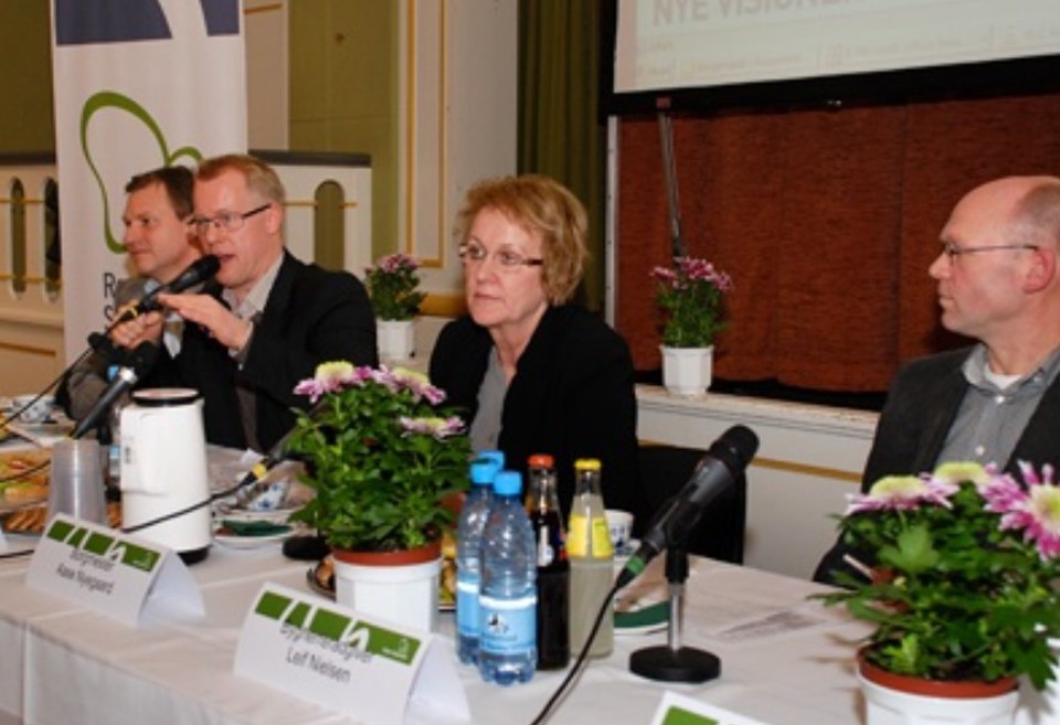 Panelet som borgerne kunne stille spørgsmål til, bestående af,  fra venstre: Regionsdirektør Mikkel Hemmingsen, Regions- rådsformand Carl Holst, borgmester i Sønderborg Kommune  Aase Nyegaard og bygherrerådgiver i Region Syddanmark  Leif Nielsen.