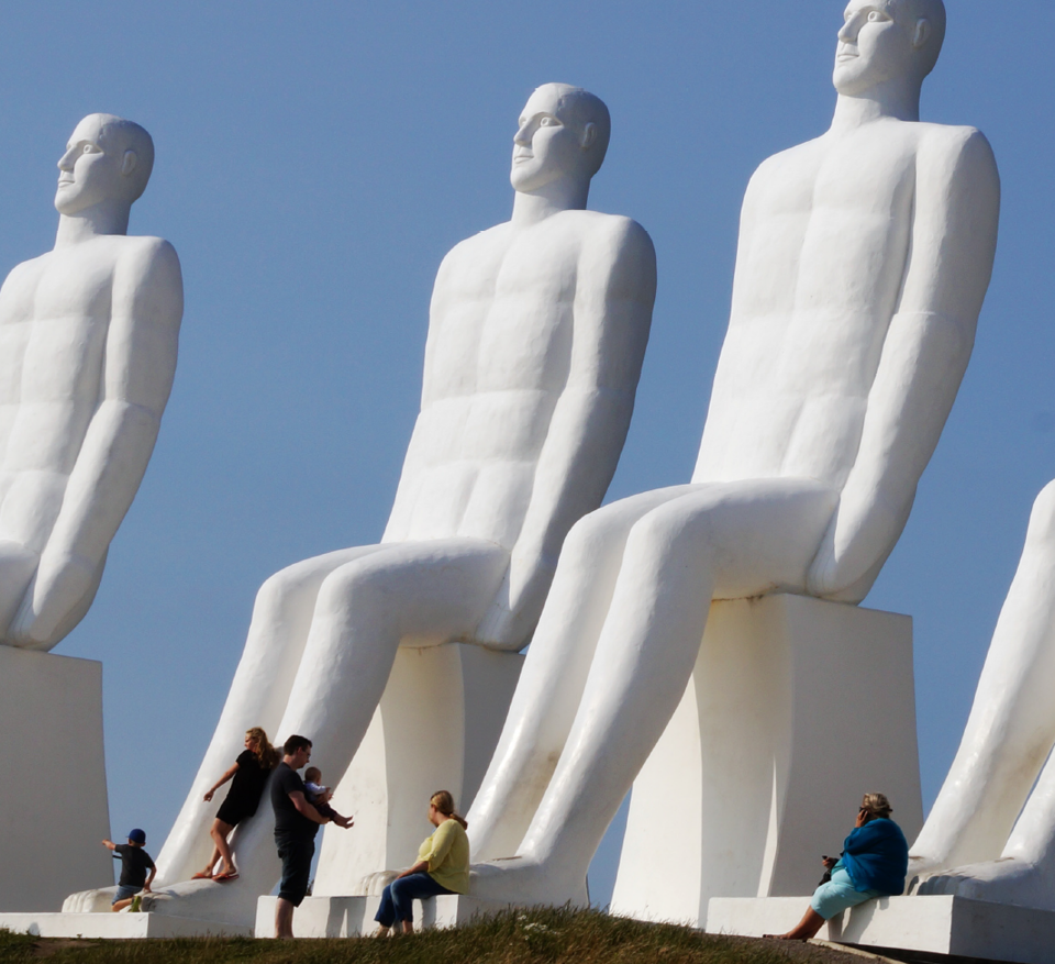 Billede af Esbjergs varetegn. Statuer af mænd der sidder.