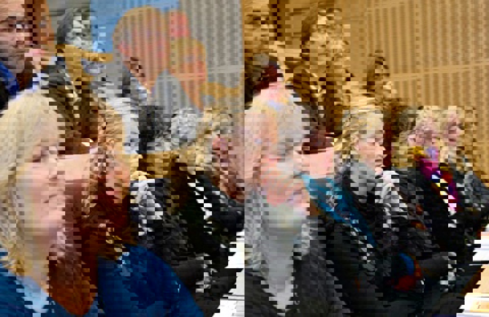 Den anden Forskningsdag. 2009 på Syddansk Universitet Blandt de fremmødte deltagere blev der lyttet intenst, og  rundt omkring blev der taget mange notater.  Fotos: Jørgen Diswal 