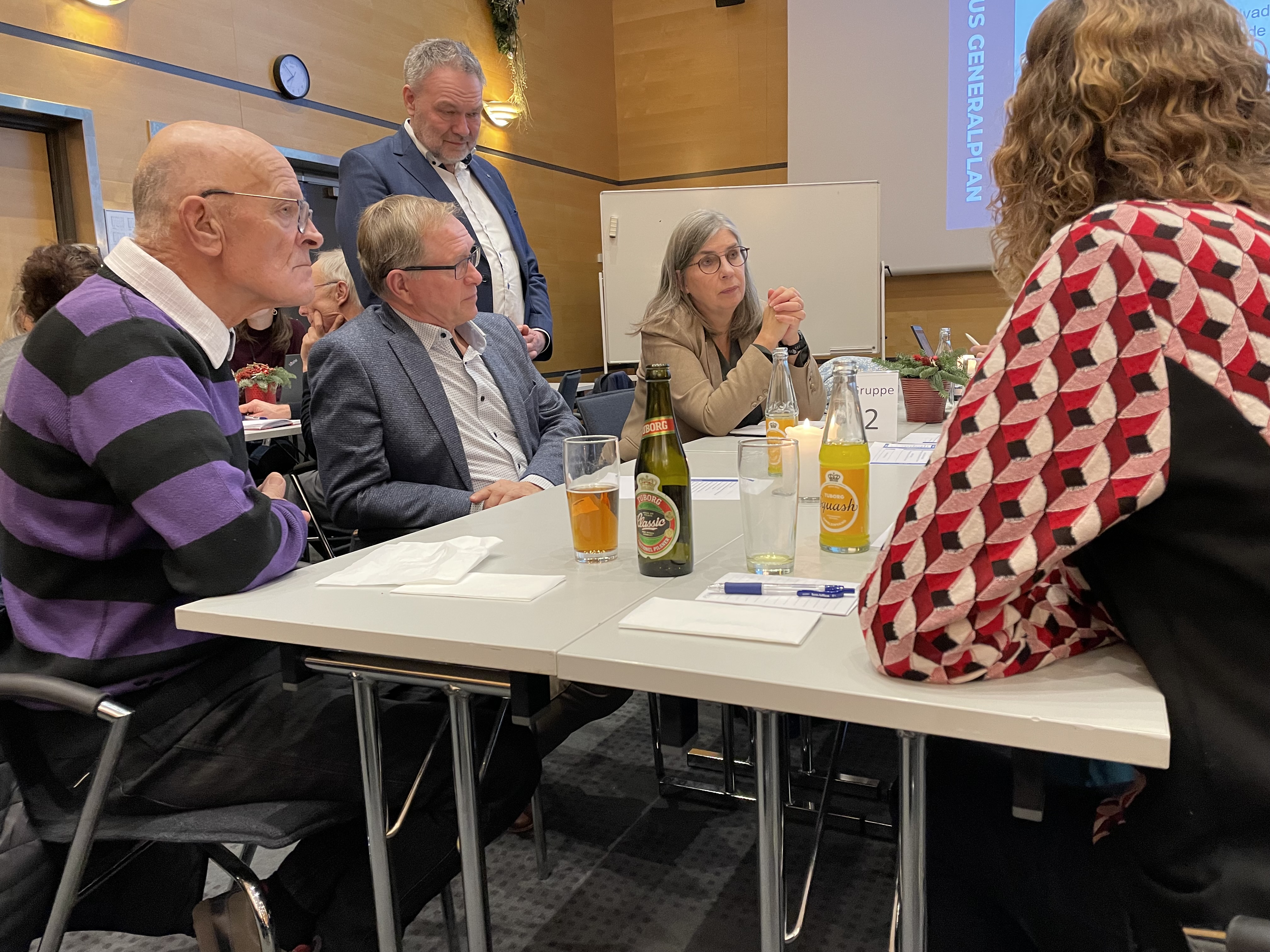 Tre regionsrådspolitikere lytter til forslag fra borgerne til, hvordan Svendborg Sygehus kan gøres mere brugervenligt – de tre politikere i midten er Lars Erik Hornemann (V) (t.v.), Bo Libergren (V) (stående) og Mette With Hagensen (t.h.). Foto: Region Syddanmark