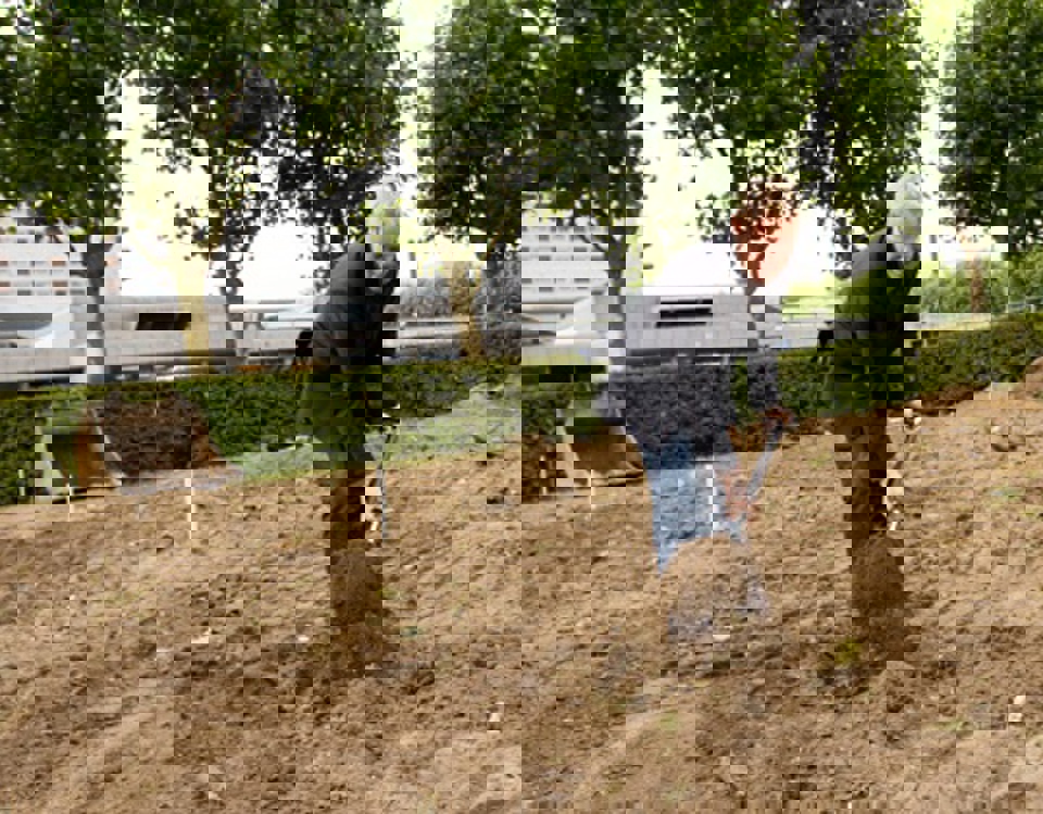 Det første spadestik tages - om godt et års tid vil den nye  tilbygning stå klar. 