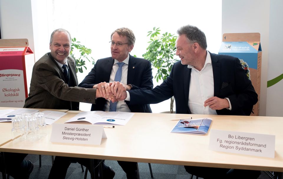 I dag underskrev fungerende regionsrådsformand Bo Libergren (t.h.) ministerpræsident Daniel Günther (midt) og europaminister Werner Schwarz en handlingsplan for 2023-2024. Det skete på mejeriet Naturmælk i Tinglev. (Foto: Lene Esthave)