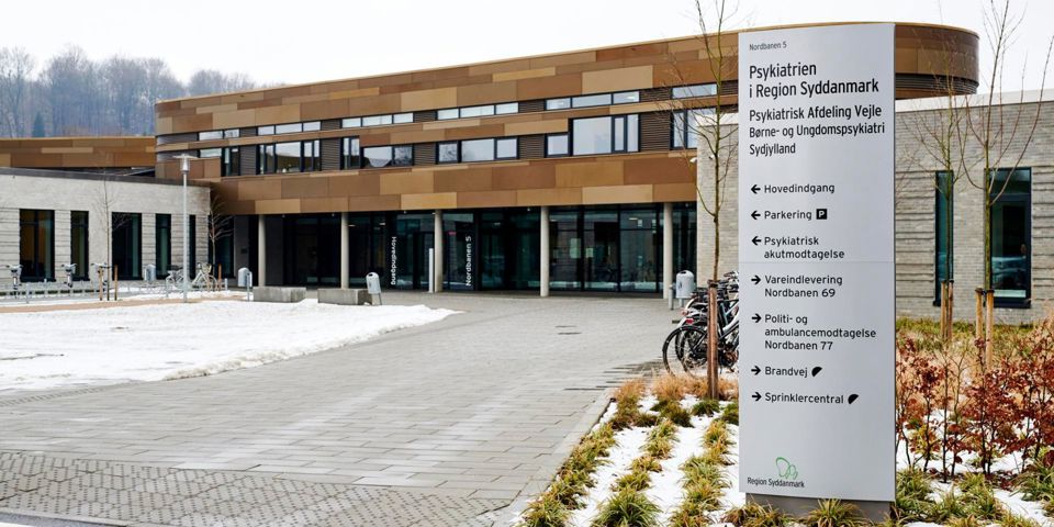 Billede af indgangen til psykiatrien i Vejle 