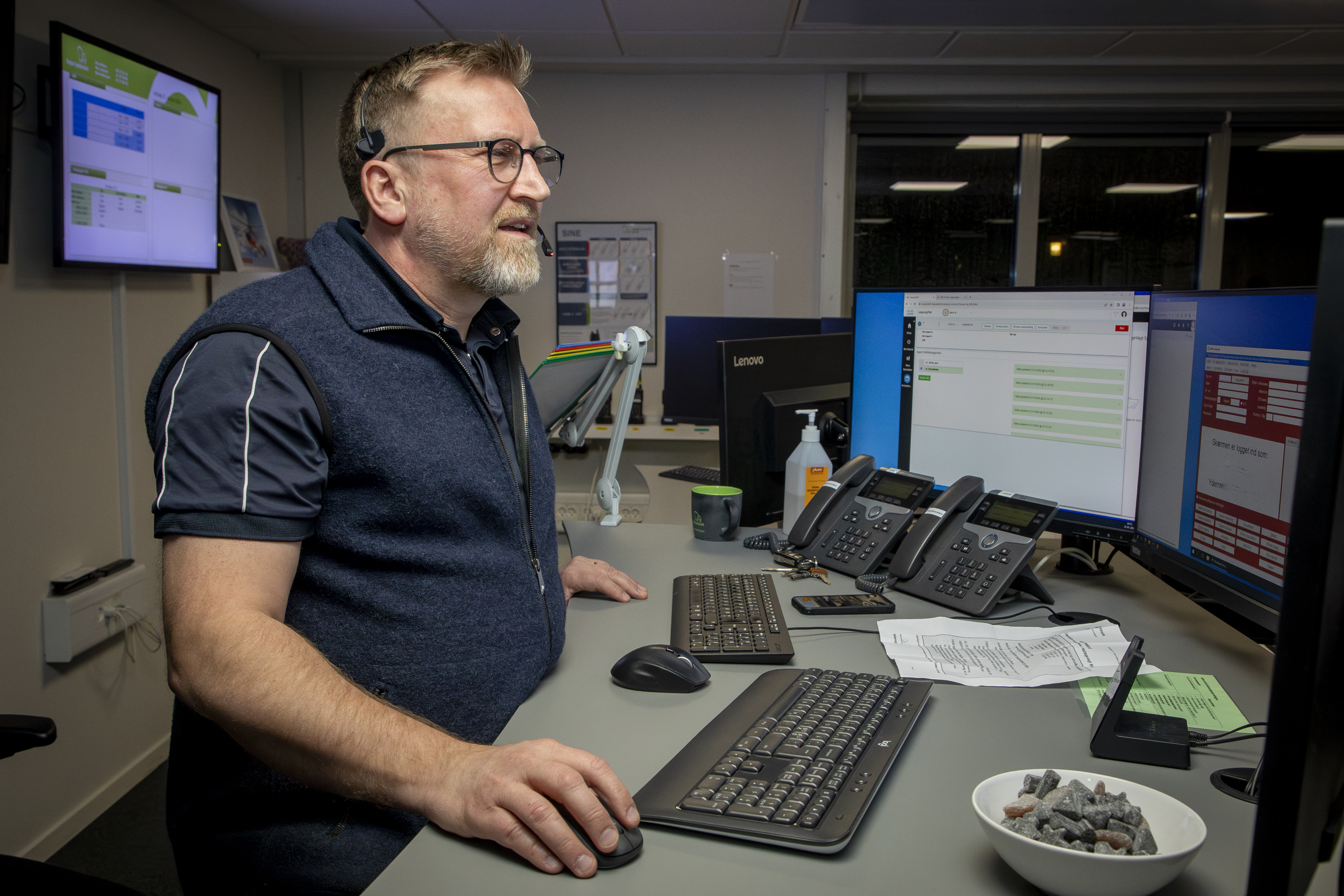 Læge tager imod opkald fra borger.