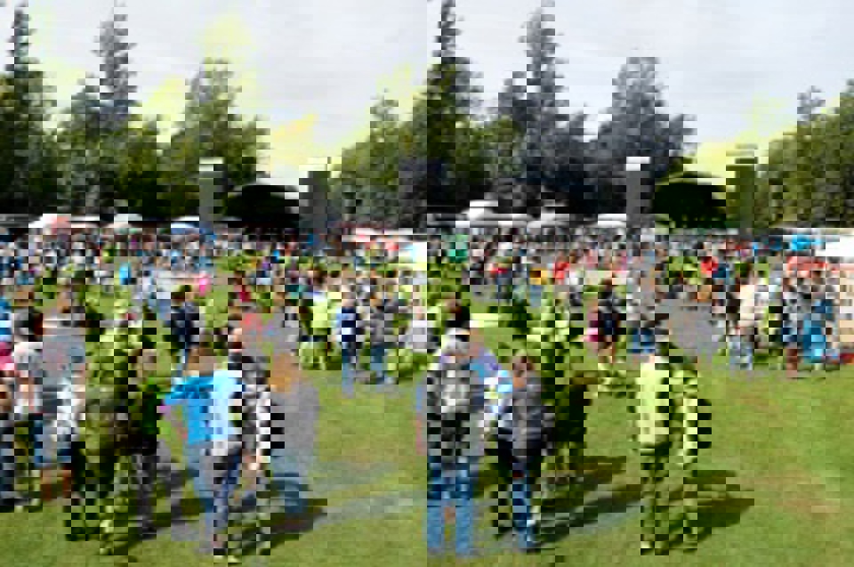 Festivalpladsen ’Den Grønne’ lagde for første gang plads til  Østerhuses store kulturfestival. i løbet af dagen  gæstede omkring 800 pladsen.