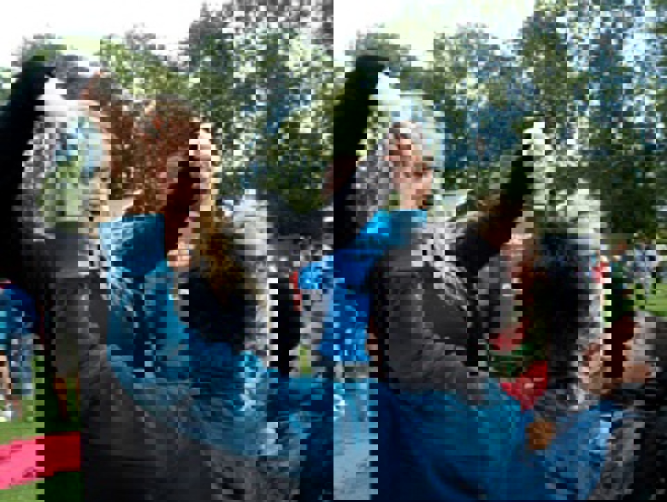 Alle kan danse med Dagens varierede musik gav alle mulighed for  at udfolde sig. Line Abildtrup danser her med Fozia.