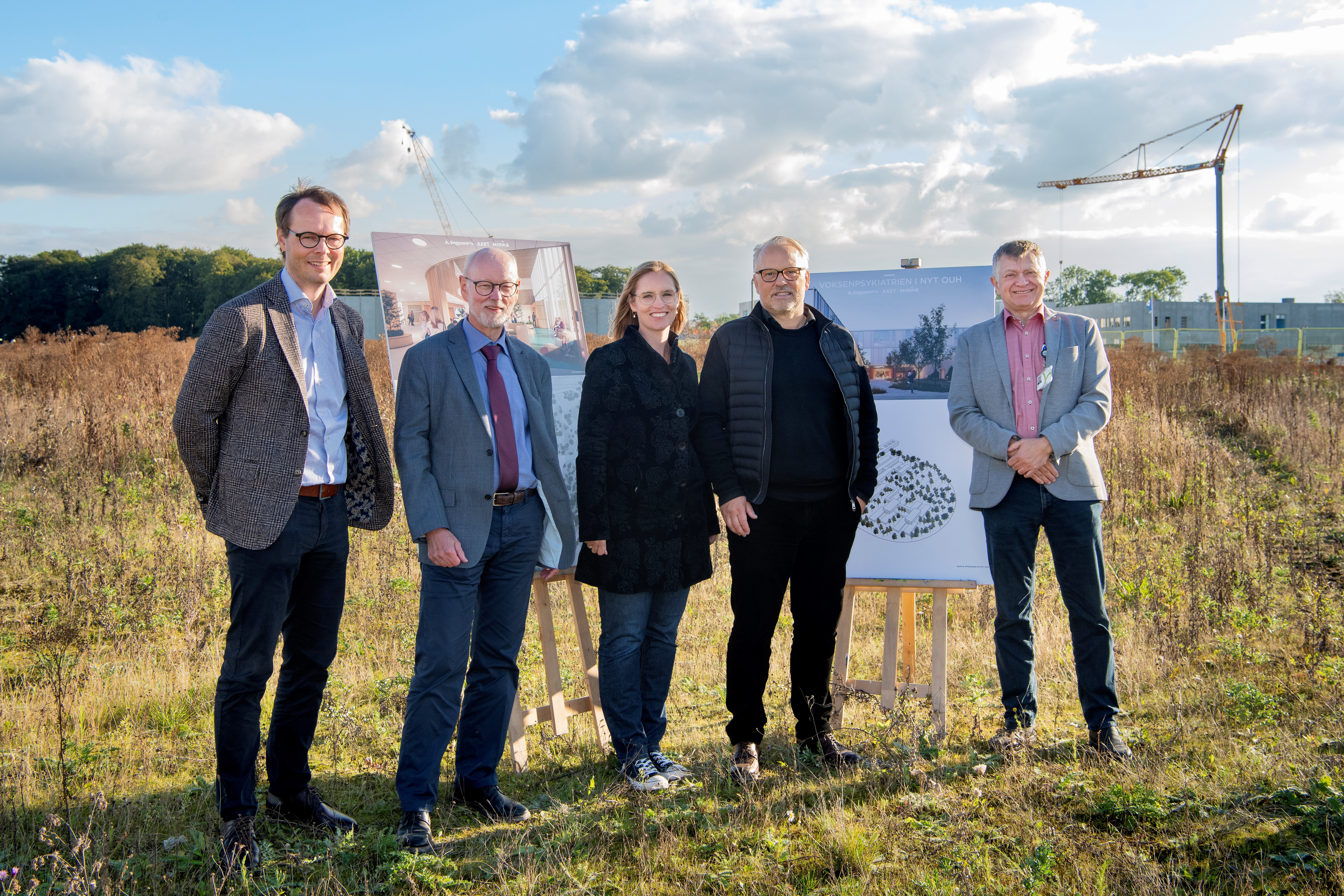 Afdelingschef Anton Hessellund, A. Enggaard A/S, udvalgsformand Karsten Uno Petersen (S), regionsrådsformand Stephanie Lose (V), afdelingschef Jens Skinnebach, A. Enggaard A/S og udvalgsformand Thies Mathiasen (DF) var til stede, da der blev skrevet under. De står på det areal, hvor voksenpsykiatrien skal opføres ved det nye OUH. (Foto: Maria Hedegaard)