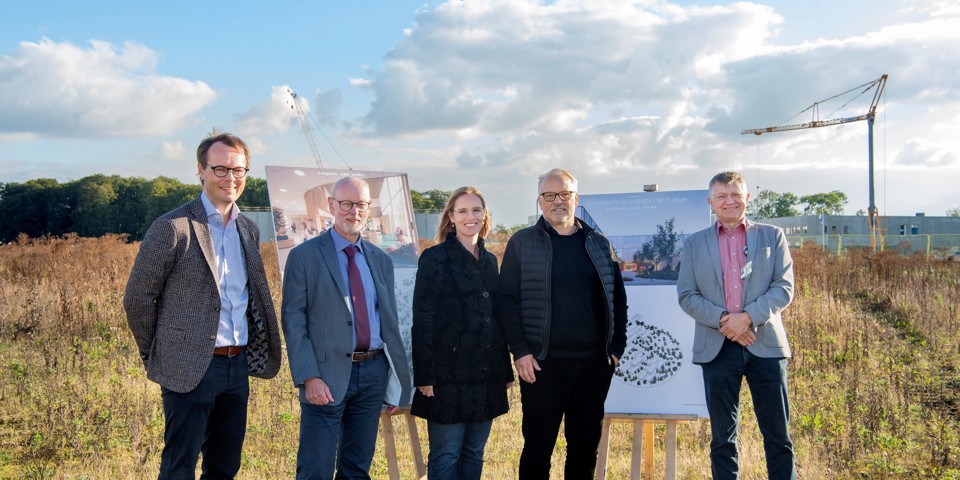 Afdelingschef Anton Hessellund, A. Enggaard A/S, udvalgsformand Karsten Uno Petersen (S), regionsrådsformand Stephanie Lose (V), afdelingschef Jens Skinnebach, A. Enggaard A/S og udvalgsformand Thies Mathiasen (DF) var til stede, da der blev skrevet under. De står på det areal, hvor voksenpsykiatrien skal opføres ved det nye OUH. (Foto: Maria Hedegaard)