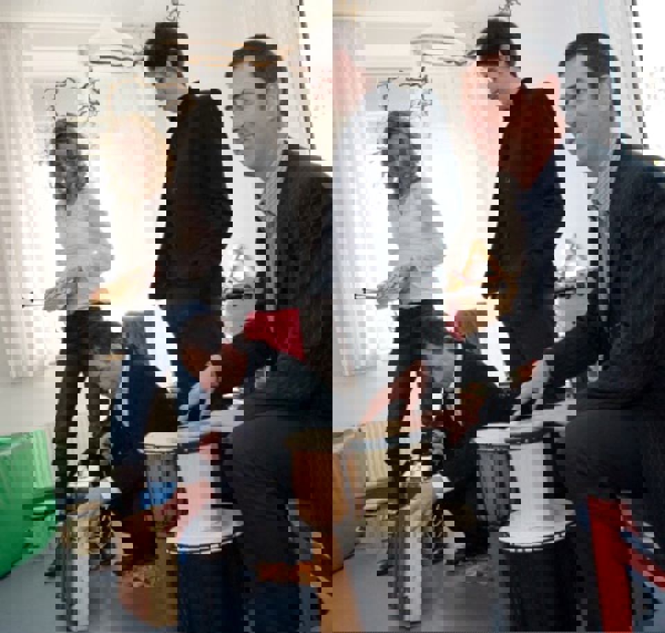 musikken slås an Margrethe Langer Bro fra det danske LiveMusicNow havde ingen betænkeligheder med at overlade instrumenterne til Philippe Bouteloup, projektkoordinator Cecile Provot og Collal Xavier fra det franske kulturministerium. Fotos: Jørgen Diswal