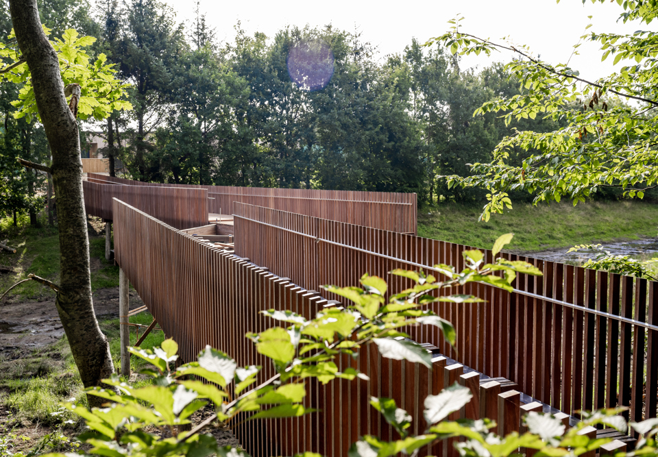 Broen som fører fra autismecenteret og ud i den omkringliggende natur