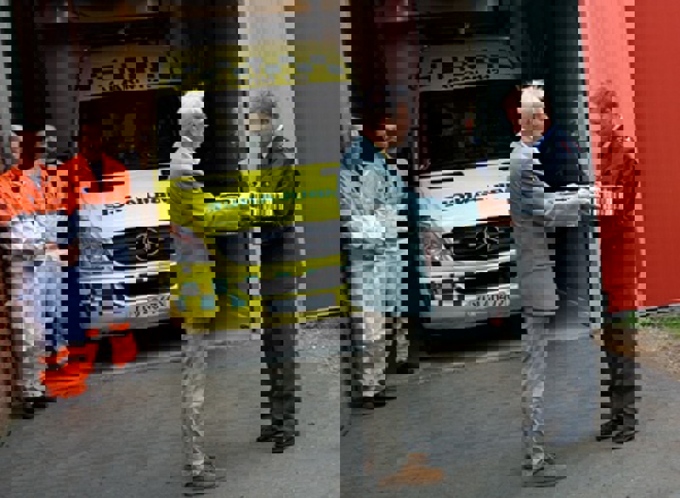 Viceborgmester Jørgen Witte overrækker gaven til stationsleder Jesper Damm Andersen. Viceborgmester Jørgen Witte var glad for at kunne indvie den  nye ambulance i det han kaldte et ”godt og unikt miljø – på  en brandstation med 126 år på bagen”.