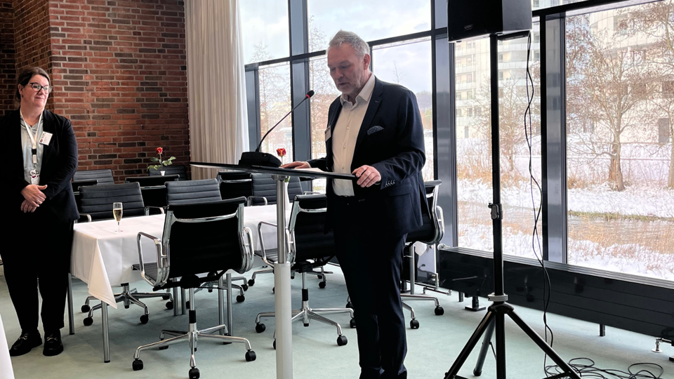 Bo Libergren holder tale i regionsrådssalen