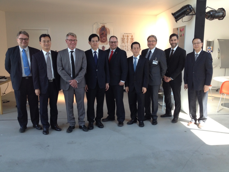 Den kinesiske delegation med Bo Libergren (V), Poul-Erik Svendsen (S), koncerndirektør Michael Evan Goodsite, direktør på OUH Peder Jest og enhedschef i Syddansk Sundhedsinnovation Christian Mercado.