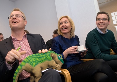 Kulturminister Carina Christensen (C) og regionsrådsformand  Carl Holst (V) havde følgeskab af Lasse Krull (C), (yderst til  højre) regionsrådsmedlem og formand for det særlige udvalg  vedrørende planlægning af den regionale udviklingsplan.  Her besøger de RoboCluster, hvor der var mulighed for at røre  ved en livagtig dinosaurus. Fotos: Jørgen Diswal