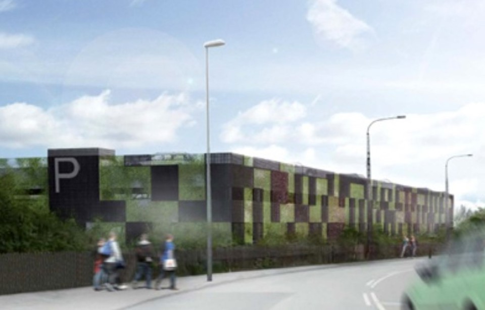 Sådan kommer p-huset til at se ud: I midten af parkerings- huset er der en åben atriumgård som skaber et lyst og venligt  parkeringshus. Facaderne beklædes med en kombination af  perforeret alu-plade og et net, hvor der kan vokse planter  op omkring. 