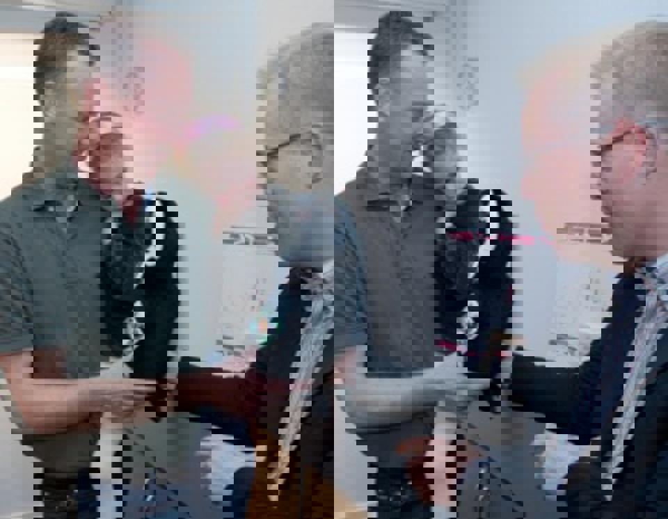 Agnes får billetter til Odense Zoo og en lille pingvin af regionsrådsformand Carl Holst.  Godt at man har far, Mads Rieper, med.