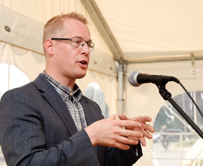 Regionsrådsformand Carl Holst taler til første spadestik for Midlertidig Akutmodtagelse i Svendborg, den 25. juni 2010. Midlertidig betyder ikke, at vi laver noget for at lukke det igen.  Midlertidig betyder, at vi venter på noget, der bliver mere  permanent og endnu bedre end det, vi har, sagde regionsråds- formand Carl Holst (V), til første spadestik til den Midlertidige  Akutmodtagelse i Svendborg, fredag den 25. juni 2010.  Fotos: Jørgen Diswal