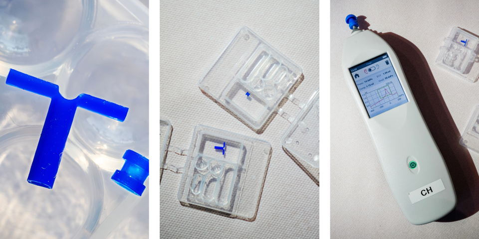 På billedet ses først et nærbillede af et dræn, der er forstørret mange gange. I midten ses drænet i en æske. Selve drænet er et lille blødt gummirør, som måler 1,1 mm i diameter og 3 mm i længden. Til sidst ses apparat, der bruges, når lægen tjekker øret