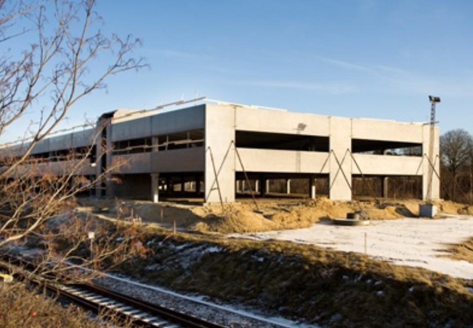 -huset som det fremstår i januar måned. Under byggeriet er  der blevet kørt ikke mindre end 900 lastbiler væk fra bygge- grunden, alle fyldt med jord. Det skyldes blandt andet, at man  har sænket togskinnerne over en lang strækning. 