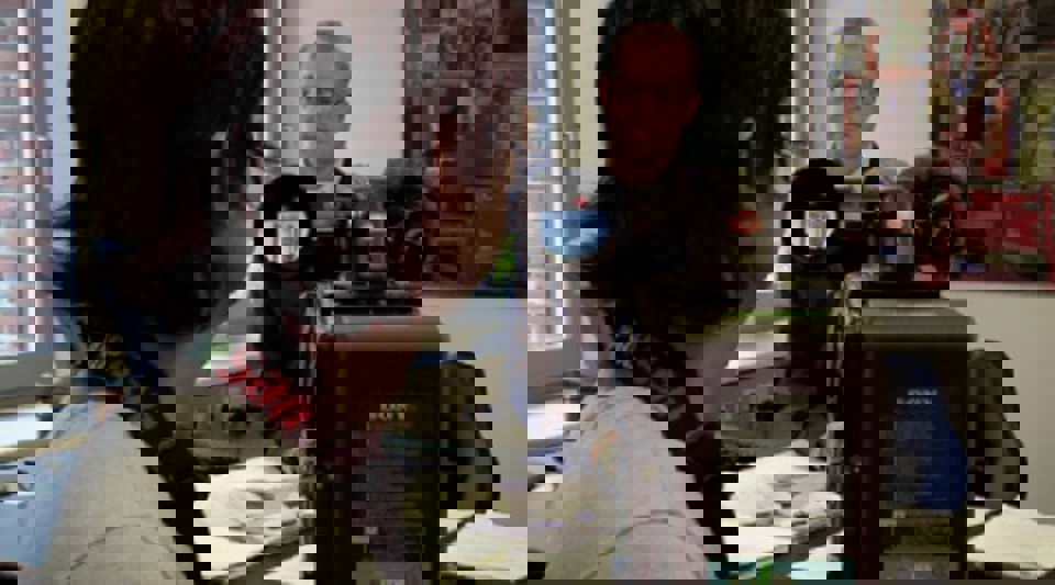 Den japanske tv-station interviewer Carl Holst Regionsrådsformand Carl Holst fortæller om borgertopmødet,  som Region Syddanmark holdt for to år siden.