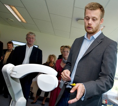 På Teknologisk Institut præsenterede projektchef Troels Vilms Pedersen blandt andet en intelligent spisehjælper. Foto: Jørgen Diswal.