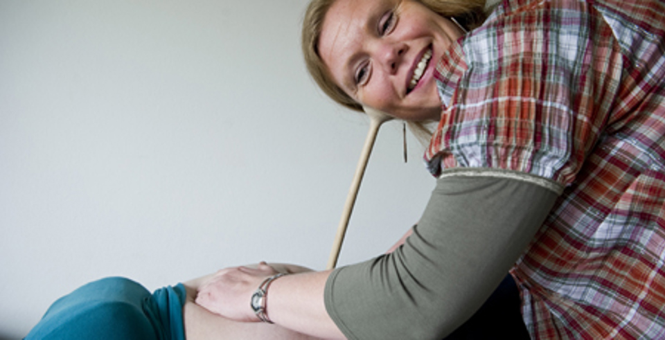 - Jeg er meget glad for den nye fødeplan, for jeg tror, at den vil være med til at give forældrene troen tilbage på, at de kan selv, siger jordemoder Mette Rasmussen. Foto: Palle Peter Skov