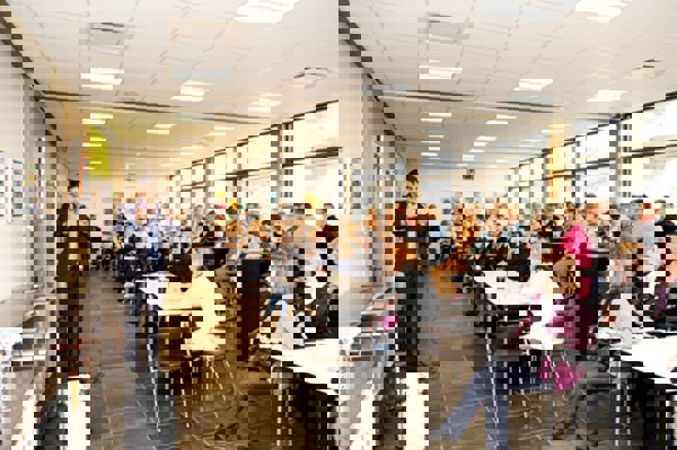 Der blev brugt masser af sort humor og lydeffekter under Farshad Kholghis foredrag om ansgt.