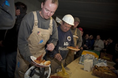 - Værsgo, håndværkerne først, lød det fra regionsrådsformand  Carl Holst, da der var rejsegilde på regionshusets tilbygning.  Derefter blev der åbnet op for gryderne med kogte pølser. Der  kom hurtigt en lang kø af håndværkere. Foto: Jakob Fynsk.