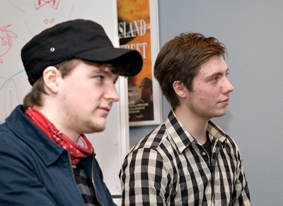 To unge filmtalenter fortalte, hvordan de havde haft glæde  af Filmværkstedet. Simon Lykke (til venstre) har efter et  studieophold i London fundet ud af, at det er i filmbranchen,  hans fremtid ligger, og han er glad for, at han har muligheden  for at lave film i Odense, hvor hans netværk er.  Jesper Quistgaard har heller ikke noget specielt ønske om at  komme til København, når bare muligheden for at lave film er her.