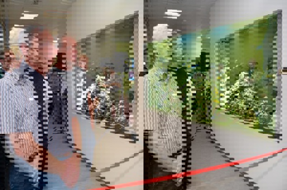 Et akvariefuld af farvestrålende fisk. Det er, hvad patienter og besøgende møder allerførst, når de træder ind i den nye strålekælder på OUH. Akvariet tiltrak sig også gæsternes opmærksomhed, da strålekælderen blev indviet. Foto: Jørgen Diswal.