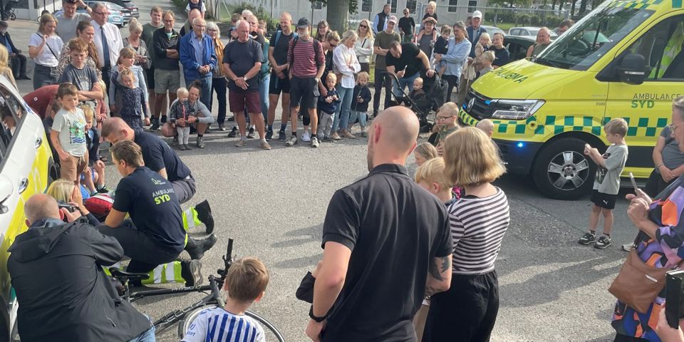 Gæsterne overværer øvelsen, hvor en cyklist er kommet til skade og får hjælp af redderne.