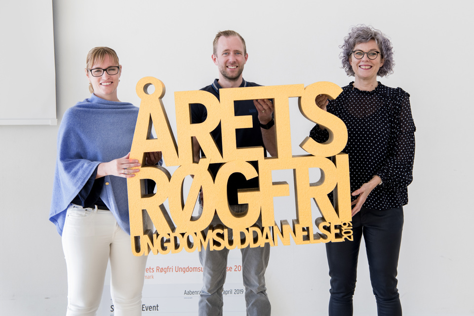 Lotte Dalegaard Pedersen, direktør, Rasmus Strudsholm, sundhedskoordinator og Stephanie Lose, regionsrådsformand, med trofæet for Årets Røgfri Ungdomsuddannelse. 