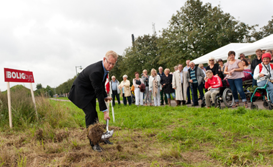 Regionsrådsformand Carl Holst (V) tog første spadestik til de nye boliger på institutionen Engbo i Nyborg. (Foto: Jørgen Diswal).