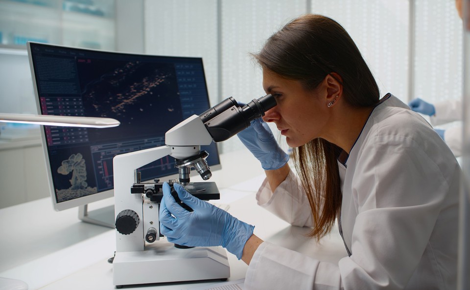 Kvindelig forsker på et laboratorium
