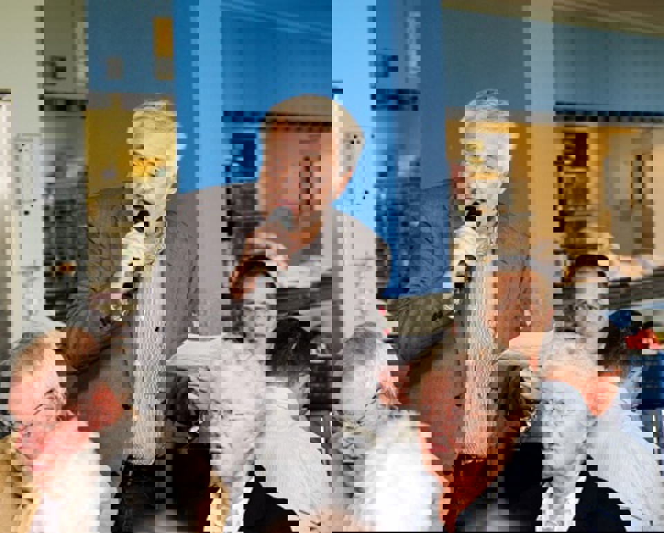 Konferencier Torben Ølholm holdt debatten i gang. - Den sidste lukker og slukker, sagde konferencier Torben Ølholm,  P4 Syd afslutningsvist, og pointerende at det naturligvis var ment  i spøg. -Toget er ikke kørt endnu og alle kan springe ombord og  være med.