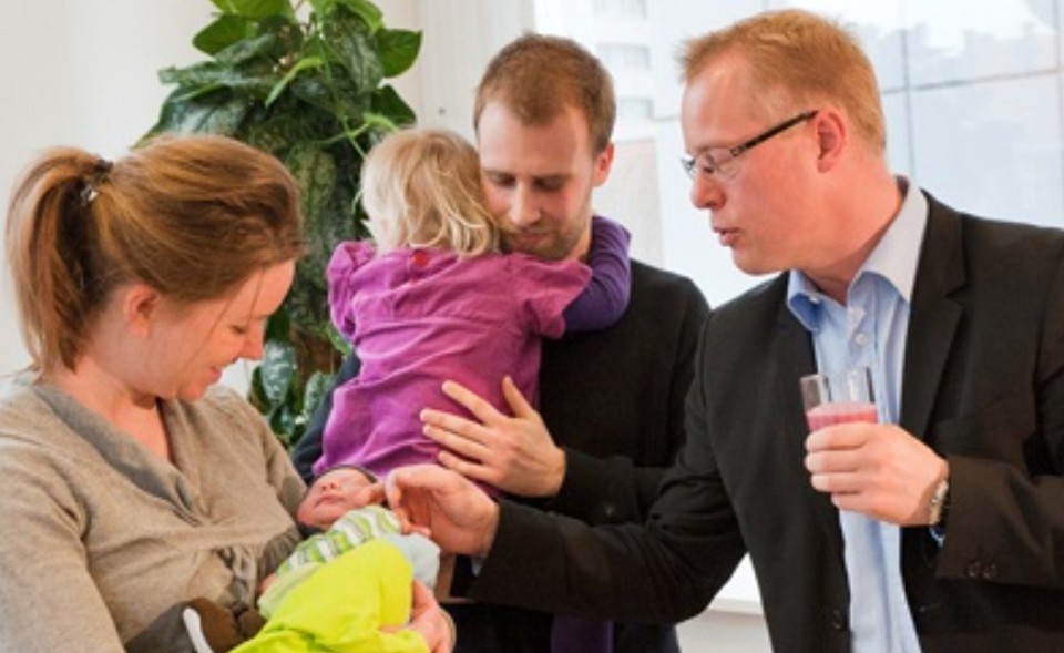 Regionsrådsformand Carl Holst kom forbi med blomster og gave: 