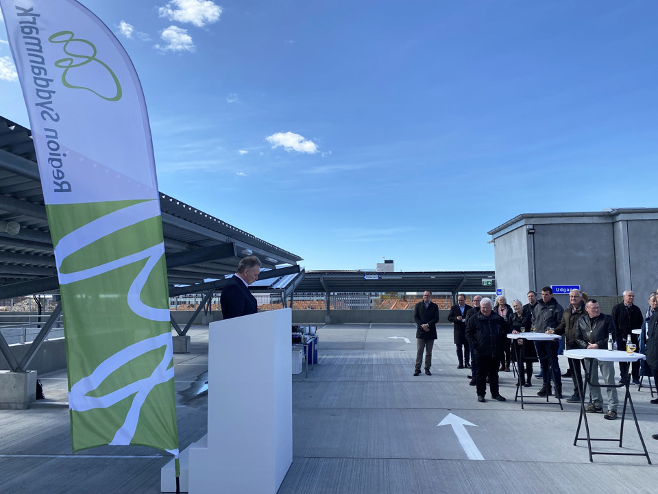 Bo Libergren glædede sig i sin tale over at det udvidede p-hus nu kan tages i brug.