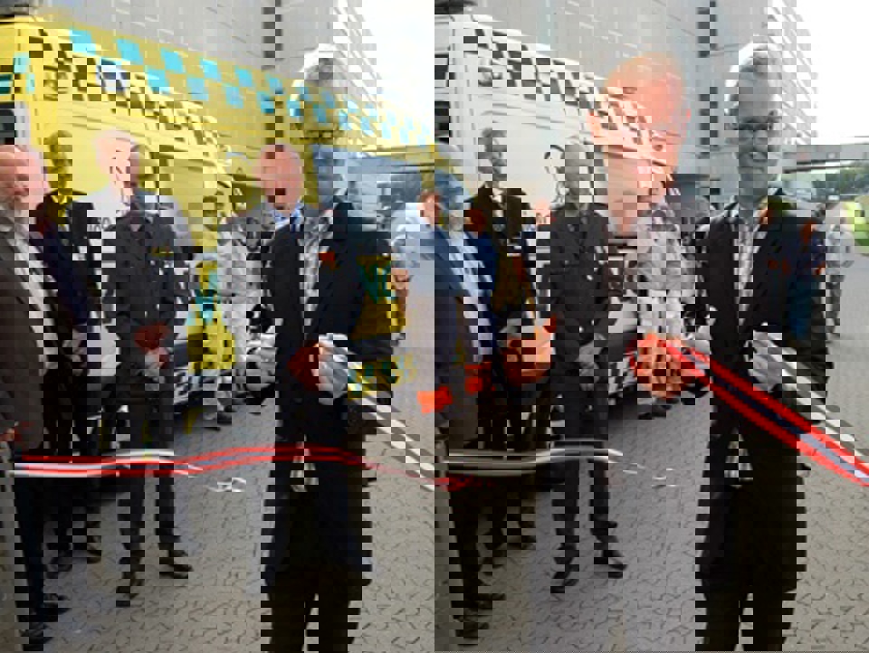 Carl Holst klipper snoren til ambulanceberedskabet i Billund Regionsrådsformand Carl Holst (V) klippede snoren til  ambulanceberedskabet i Billund den 1. september 2009. Fotos: Jørgen Diswal.