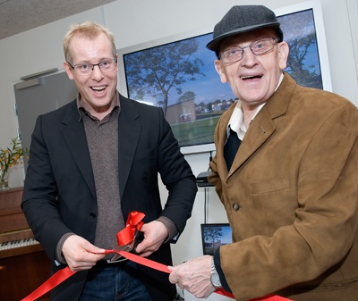Carl Holst og Thøger klipper snoren til indvielsen af Trindvold ved Kolding.  Regionsrådsformand Carl Holst (V) klipper snoren sammen med  Thøger Grønborg, som bor på Trindvold. Fotos: Jørgen Diswal
