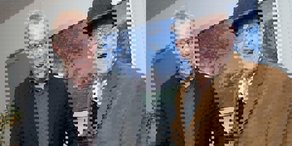 Carl Holst og Thøger klipper snoren til indvielsen af Trindvold ved Kolding.  Regionsrådsformand Carl Holst (V) klipper snoren sammen med  Thøger Grønborg, som bor på Trindvold. Fotos: Jørgen Diswal