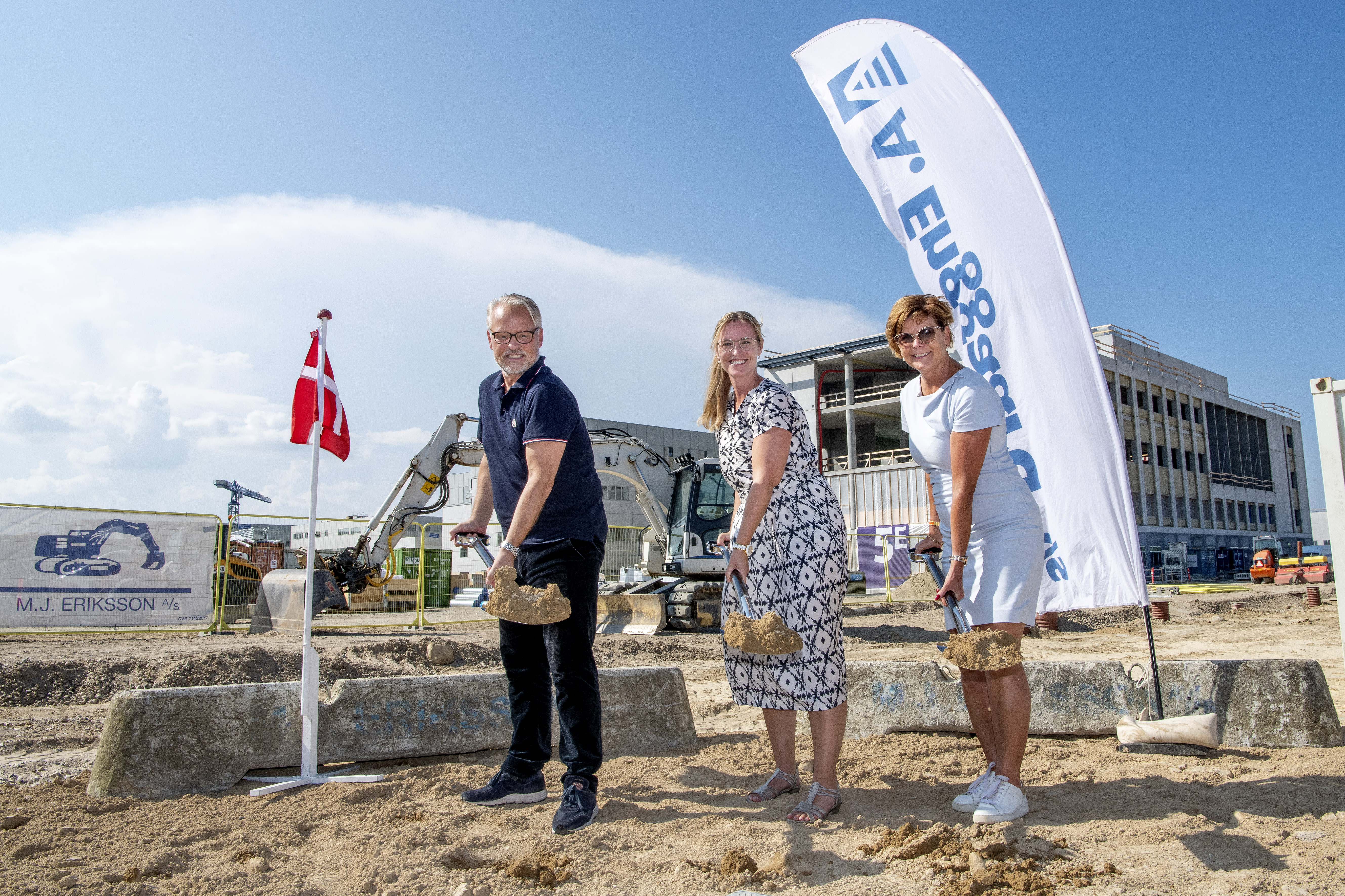 Foto af Maria Tuxen Hedegaard: Afdelingschef i entreprenørvirksomheden A. Enggaard Jens Skinnebach, Regionsrådsformand Stephanie Lose og Ejendomsdirektør i Velliv Solveig Rannje 