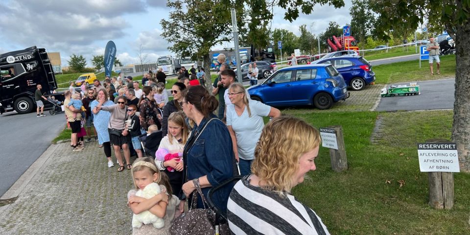 Gæster står i kø for at komme ind til åbent hus i Aabenraa
